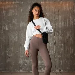 ICANIWILL Nimble Cropped Crewneck, White -Udstyr og tilbehør butik 13131 002R ICANIWILL Nimble Cropped Crewneck White 07 dec22