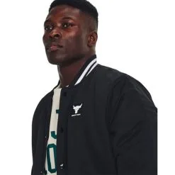 Project Rock Mesh Varsity Jacket Black -Udstyr og tilbehør butik 1377437 001R UA Project Rock Mesh Varsity Jacket Black 05 jan23