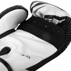 Venum Challenger 3.0 Boxing Gloves - Black/White 13 Venum Challenger 3.0 Boxing Gloves - Black/White -Udstyr og tilbehør butik VENUM 03525 108 R Venum Challenger 3.0 Boxing Gloves Black White 06 1020