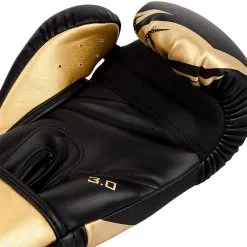Venum Challenger 3.0 Boxing Gloves - Black/Gold 10 Venum Challenger 3.0 Boxing Gloves - Black/Gold -Udstyr og tilbehør butik VENUM 03525 126 R Venum Challenger 3.0 Boxing Gloves Black Gold 04 1020