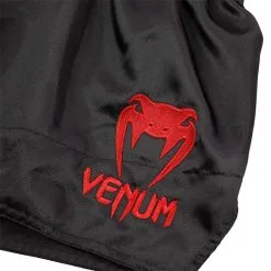 Venum Muay Thai Shorts Classic, Black/Red 10 Venum Muay Thai Shorts Classic, Black/Red -Udstyr og tilbehør butik VENUM 03813 100R Venum Muay Thai Shorts Classic Black Red 04 0522